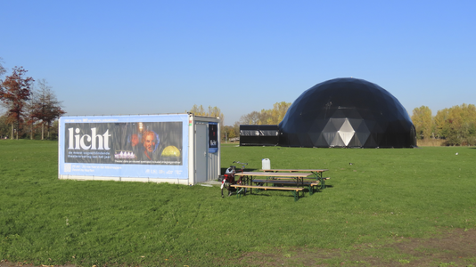 902749 Gezicht op de kassacontainer en de theaterkoepel voor de voorstelling 'licht', van Het Nieuw Utrechts Toneel, op ...